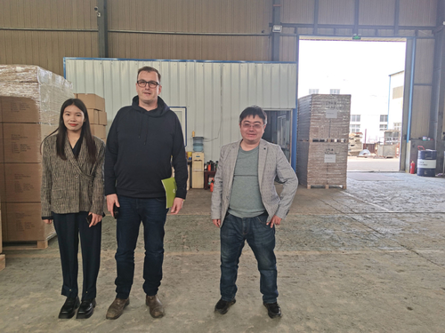 Latest company news about Les clients américains visitent l'usine et négocient la coopération.