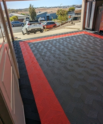 Facile à installer résistant aux chocs entrelacement de polypropylène noir sol de garage carreaux / planchers de garage