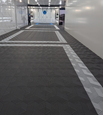 Carreaux de sol de garage ventilés en PP de 18 mm Carreaux de garage de terrasse de course gris