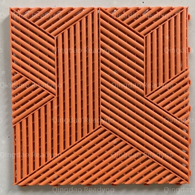 Carreaux de plancher en PVC en plastique écologique enroulé entre eux Tapis de plancher creux à drainage