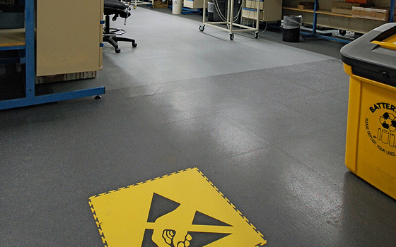 Carreaux de sol antistatiques de classe Bfl Carreaux de sol ESD entrelacés texturés de 6,5 mm